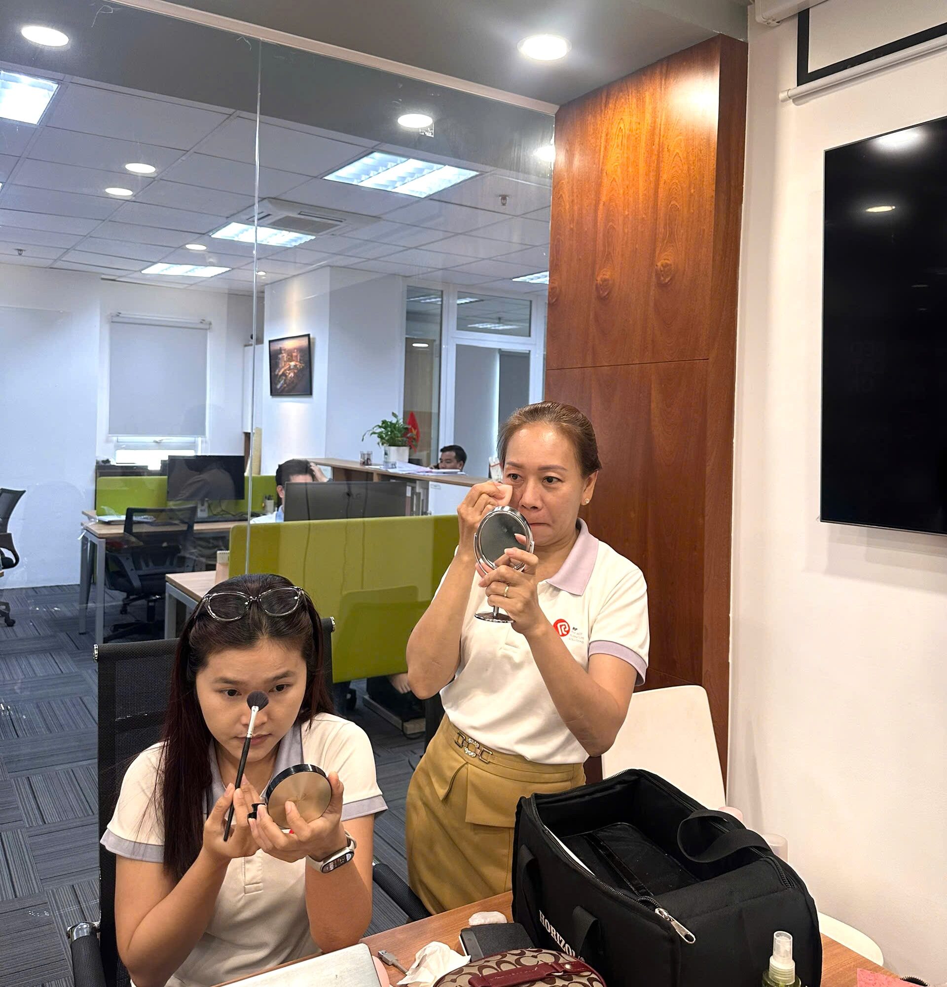 Nàng Công Sở Rạng Rỡ