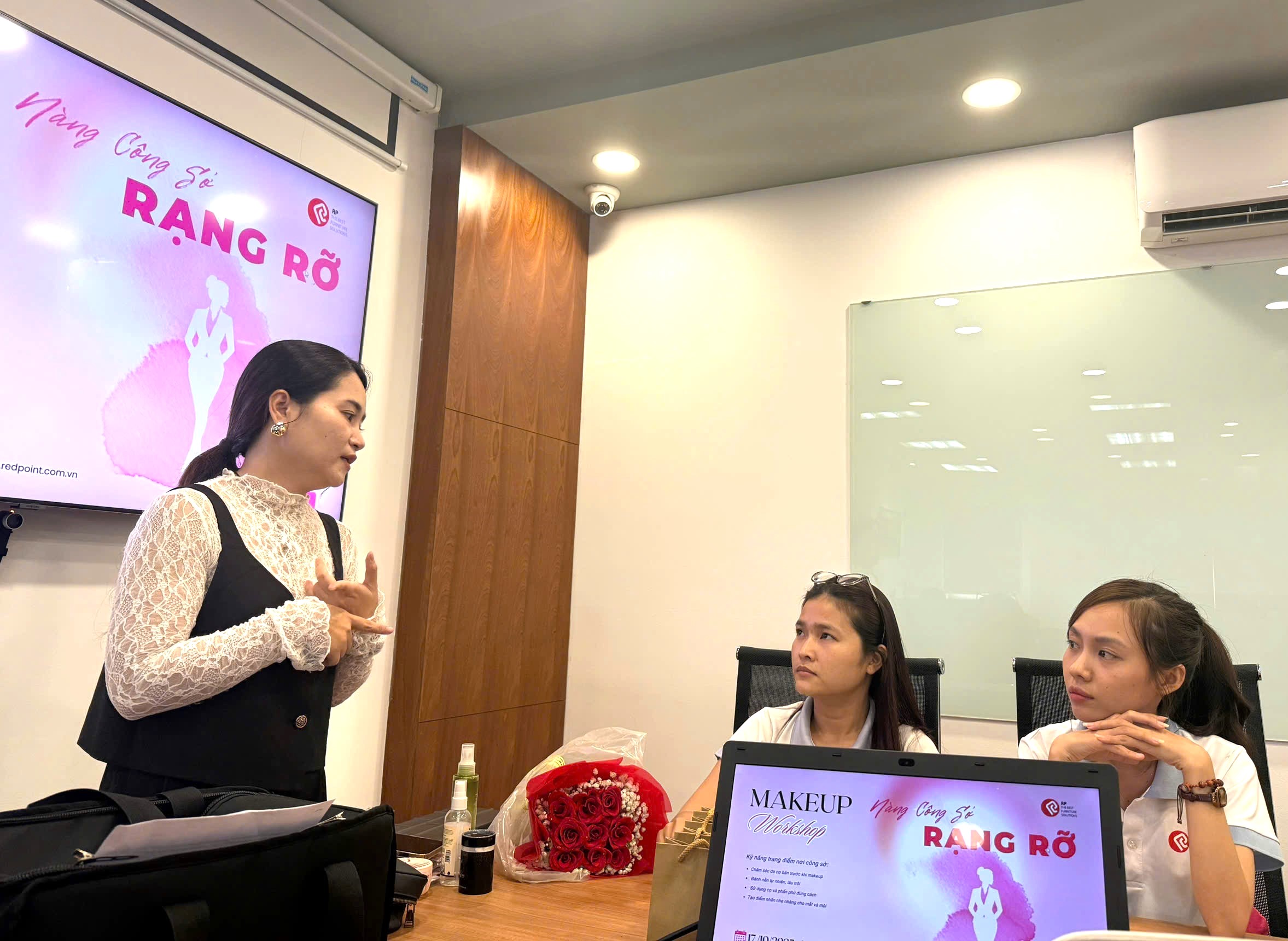 Nàng Công Sở Rạng Rỡ