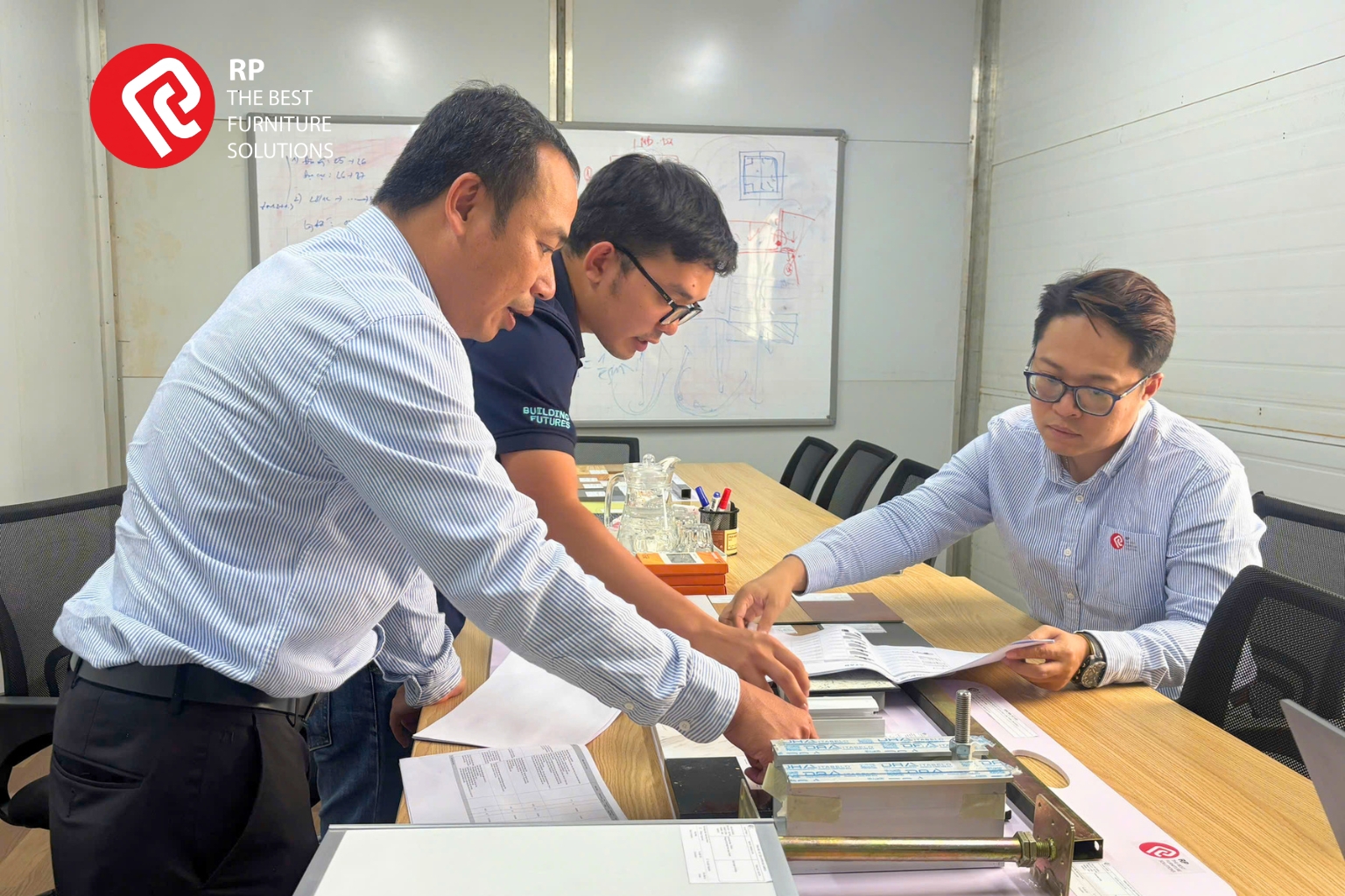 KTS RP FURNITURE đang họp bản vẽ thiết kế