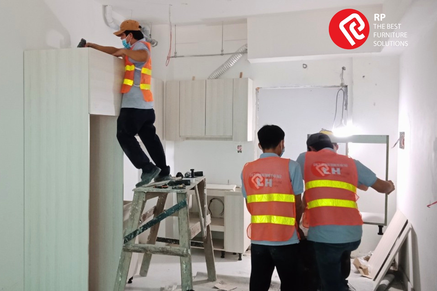 Công nhân thi công lắp đặt tại công trình